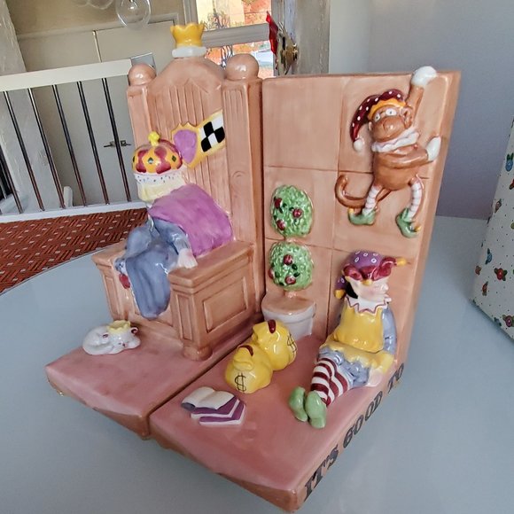 Mary Engelbreit Queen Ceramic Bookends - Cream and Tan - Picture 5 of 15